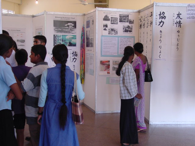 ������Ђ̓W���Ɍ�����l�X